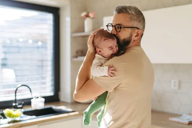 वडील आणि बाळ 