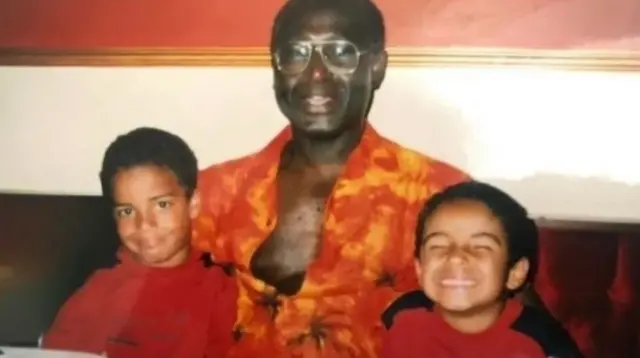 نیلسن شارڈے اپنے دو بیٹوں کے ساتھ جب وہ جوان تھے۔