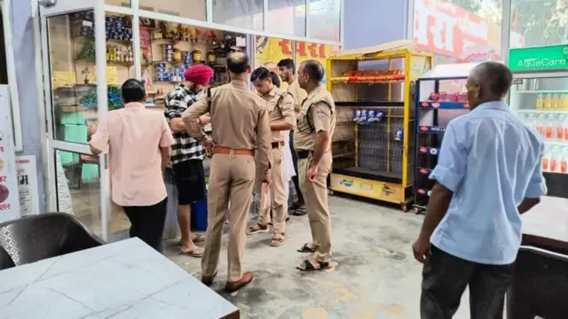 હરિદ્વારની હોટલો અને ઢાબાની તપાસ કરતા પોલીસ કર્મચારીઓ