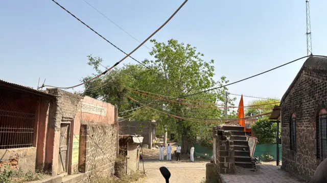 संपूर्ण निपाणी गावात नळ्यांचं असं जाळं पाहायला मिळतं.