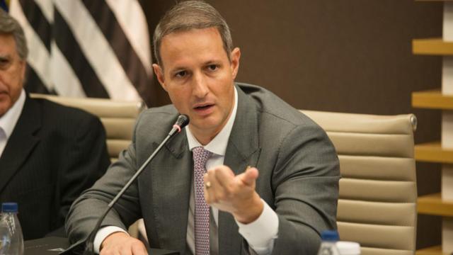 Guilherme Derrite discursando durante sessão na Câmara dos Deputados, em Brasília