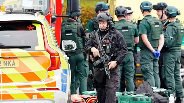사건 현장 인근에서 대기하는 무장 경찰
