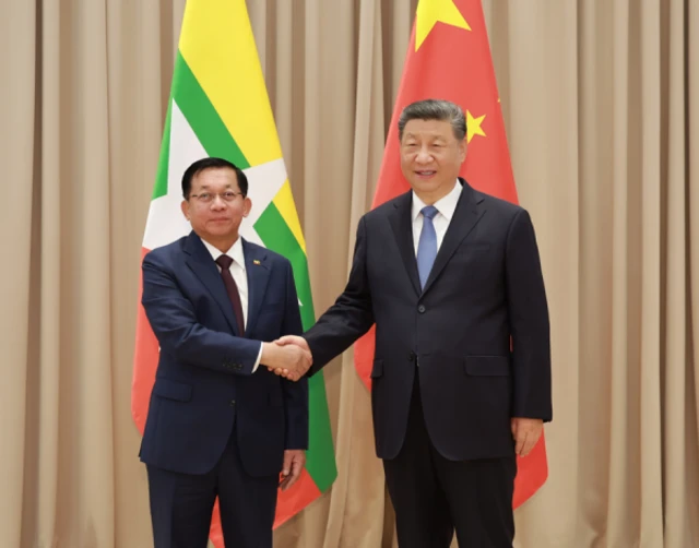 တရုတ်သမ္မတနဲ့မြန်မာစစ်ခေါင်းဆောင်တို့ ပြီးခဲ့တဲ့ မေ တုန်းက ရှရှားနိုင်ငံမှာ တွေ့ဆုံခဲ့ပါတယ်