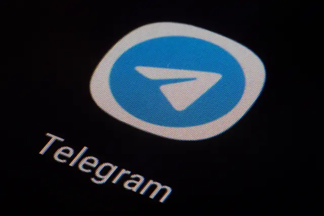 شعار تطبيق "تليغرام" يظهر على شاشة هاتف، فيما تطعن الشركة أمام القضاء الهندي في قرار حظر التطبيق مؤقتاً بسبب مخاوف من استخدامه في توزيع أوراق امتحانية مسرّبة.
