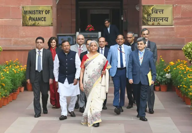 निर्मला सीतारमण, वित्त मंत्रालय के अधिकारियों के साथ