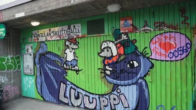 Wejście do schronu z graffitti