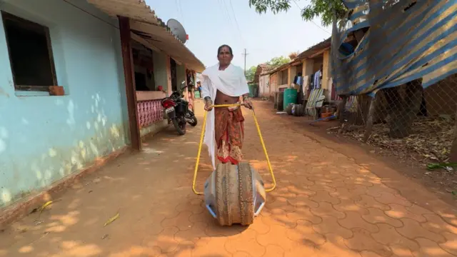 पालघरमधील महिला पाणी वाहताना.