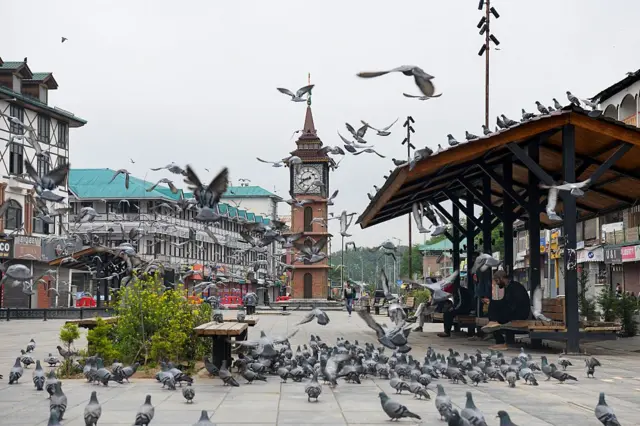 பாகிஸ்தான் தாக்குதல் அச்சத்தால் இன்று காலை வெறிச்சோடி காணப்பட்ட ஸ்ரீநகர் 