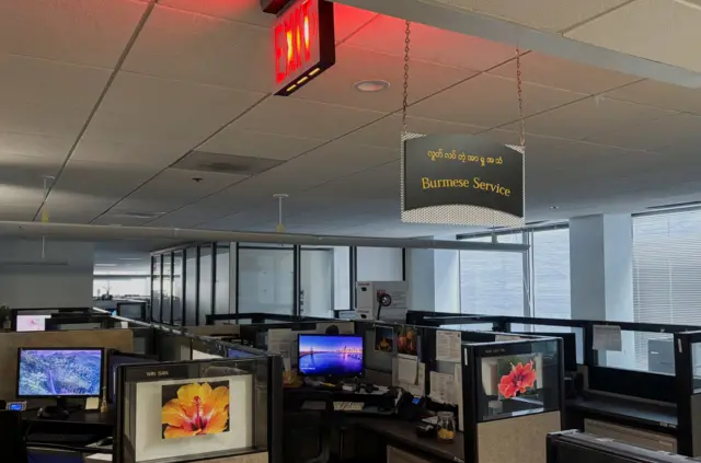  မြန်မာဘာသာအပါအဝင် အာရှ ဘာသာစကား ၆ မျိုးနဲ့လည်း ထုတ်လွှင့်နေတဲ့ အာအက်ဖ်အေကို ရန်ပုံငွေ ဖြတ်တောက်မှုဖြစ်အပြီး အာအက်ဖ်ဖေ မြန်မာဘာသာဌာနကို မြင်တွေ့ရတာဖြစ်ပါတယ် 