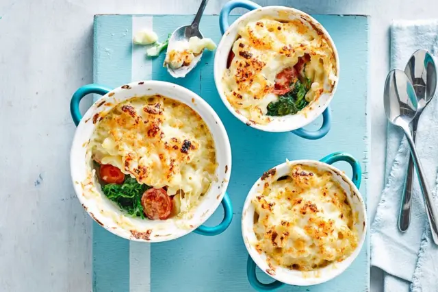 Toute la famille adorera ces macaronis au fromage agrémentés de légumes, comme des épinards et des tomates cerises.