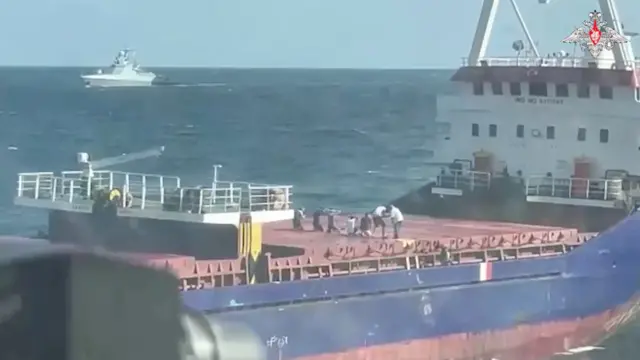 Rusya Savunma Bakanlığı servis ettiği bu fotoğrafta Şükrü Okan gemisine yapılan baskını paylaştı