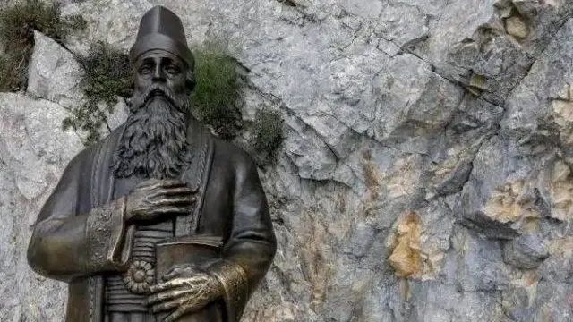 البانیہ میں بکتاشی درگاہ میں نصب ایک مجسمہ