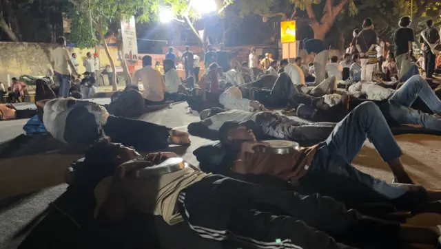 रात्र व्हायला लागली तसतशी गर्दी कमी झालेली असली तरीही बऱ्याच संख्येनं आंदोलक आंदोलनस्थळी उपस्थित होते. मध्यरात्री दोन वाजताच्या सुमारास उर्वरित आंदोलकांपैकी काहीजण याप्रकारे विश्रांती घेताना दिसून आले.