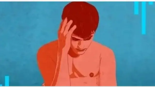 Ọkunrin kan fi ọwọ mu ori rẹ, o n ronu, ko wọ ẹwu kankan