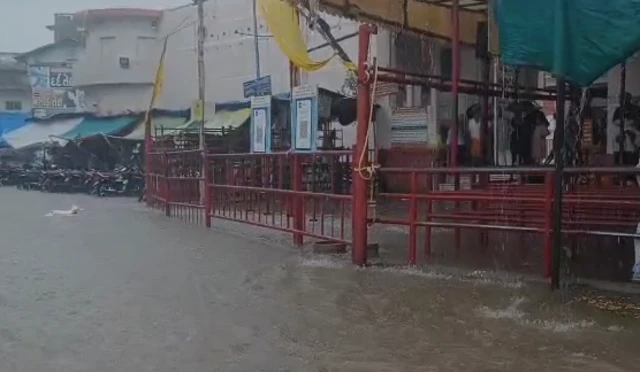 ડાકોર મંદિરના દ્વાર સુધી પાણી ભરાયા