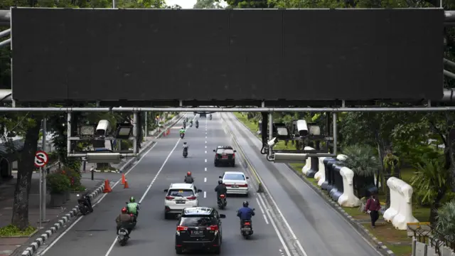 Sejumlah kendaraan bermotor melintas di bawah Alat Sistem Jalan Berbayar Elektronik (ERP) di Jalan Medan Merdeka Barat, Jakarta, Senin (9/1/2023).