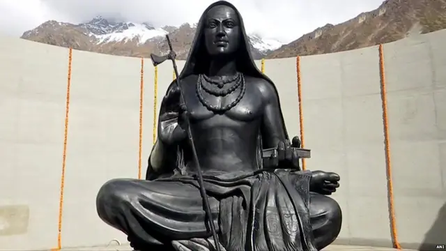 આદિ શંકરાચાર્યની પ્રતિમા 