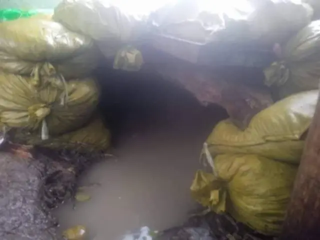 ရာသီဥတုကလည်း မိုးအဆက်မပြတ်ရွာသွန်းနေတာကြောင့် ဗုံးခိုကျင်းတွေပါ ရေဝင်ရောက်နေပြီး ခိုလှုံဖို့ အခက်အခဲဖြစ်နေ