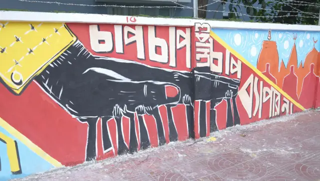 ঢাকা শহরের দেয়াল জুড়ে প্রতিবাদের ভাষা হিসেবে আঁকা এসব গ্রাফিতি 