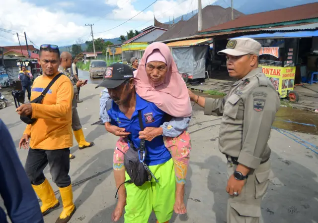 Petugas mengevakuasi warga pascabanjir bandang di Nagari Bukik Batabuah, Agam, Sumatera Barat, Minggu (12/5/2024). 