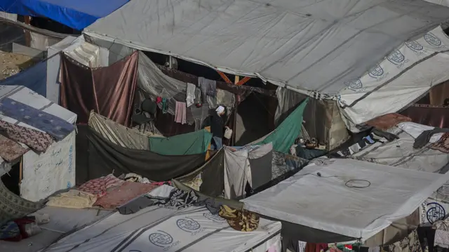 نازحون فلسطينيون فرُّوا من رفح وشمال قطاع غزة إلى غرب دير البلح، جنوب قطاع غزة