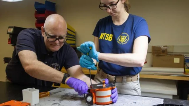 Tim dari Dewan Keselamatan Transportasi Nasional (NTSB) AS sedang memeriksa black box di laboratorium NTSB.