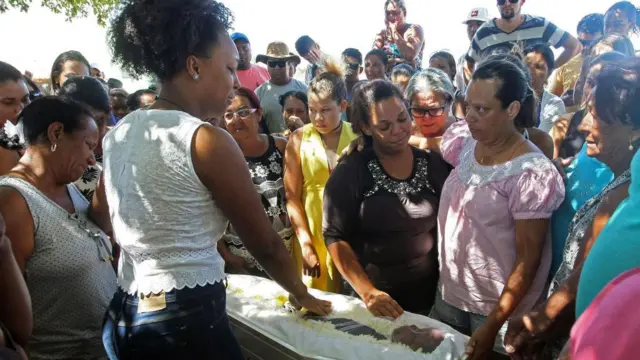 coffin of Juan Miguel Soares Silva, wey dem burn to death wit five onda children for Brazil for October 2017