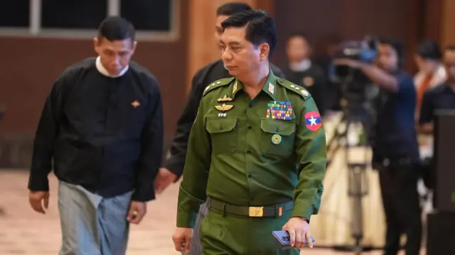 ဒုတိယဗိုလ်ချုပ်ကြီးကိုကိုဦးကို အစိမ်းရောင်စစ်ယူနီဖောင်းနဲ့ နေပြည်တော်က အခမ်းအနားတစ်ခုမှာ တွေ့ရပါတယ်။