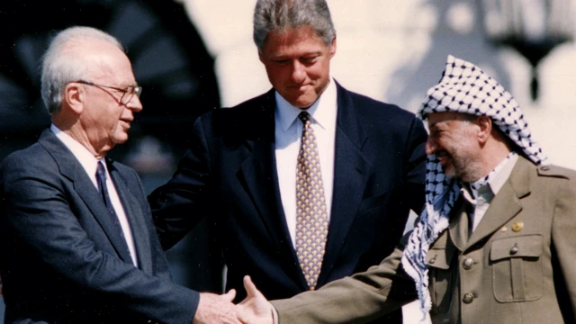 Arafat'ın Beyaz Saray'ın bahçesinde dönemin ABD Başkanı Bill Clinton eşliğinde, İsrail Başbakanı İzak Rabin ile tarihi el sıkışması. 