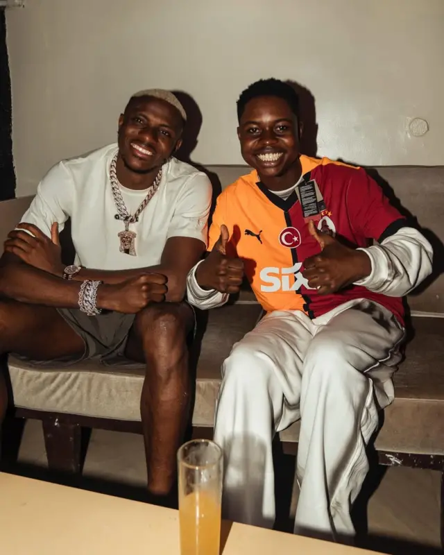 Peller joko pẹlu agbabọọlu ọmọ Naijiria, Victor Osimhen.