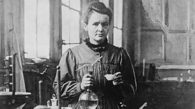 imagen de marie curie en su laboratorio 