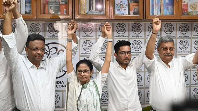 দলীয় নেতৃত্বের সঙ্গে মমতা ব্যানার্জী - পাঁচই মে ২০২৬