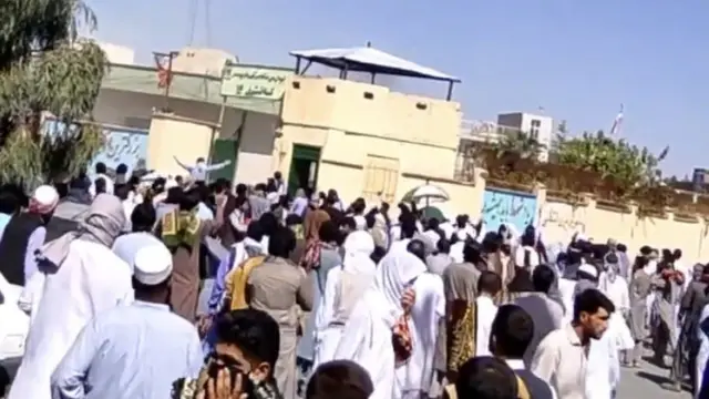 لحظه آغاز جمعه خونین در برابر یکی از کلانتری‌های شهر زاهدان بود که برخی معترضان تجمع کرده بودند