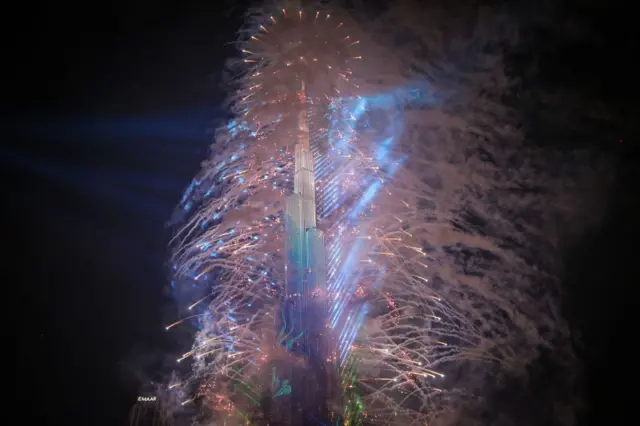 Дүйнөдөгү эң бийик имарат саналган Дубайдагы "Бурж-Халифадан" көз жоосун алган фейерверктер атылды