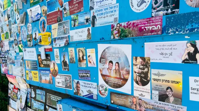 ආරුගම්බේ නගරයේ පිහිටි ආපනශාලාවක් අසල මියගිය ඊශ්‍රායල් ජාතිකයින්ගේ ඡායාරූප අලවා තිබු අයුරු 