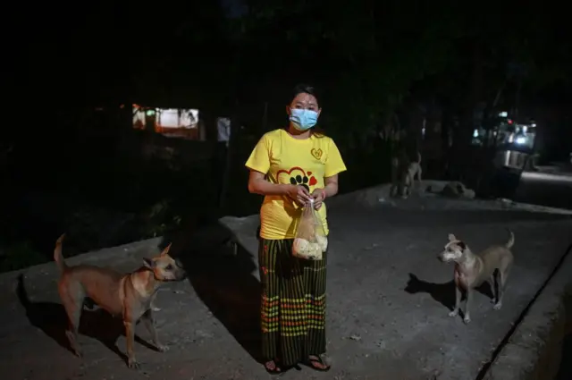 လမ်းဘေးခွေးတွေကို အစာကျွေးတဲ့သူသာ များပေမဲ့ ကာကွယ်ဆေးနဲ့ သားကြောဖြတ်ဖို့ လုပ်ပေးသူ နည်းနေပါသေးတယ်။