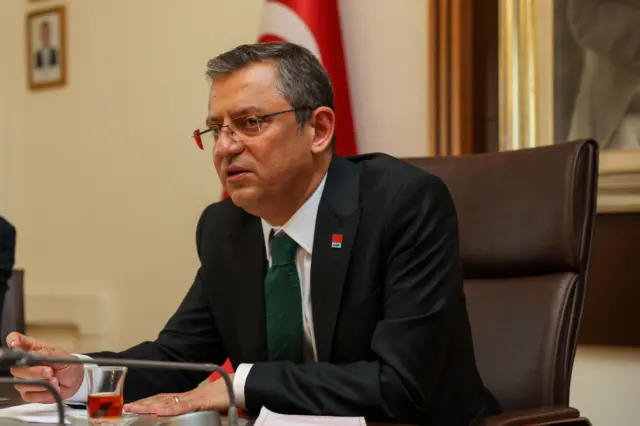 ÖZGÜR ÖZEL
