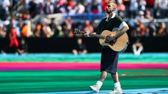 Justin Bieber sosteniendo una guitarra