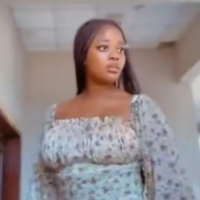 Precious Chiamamka Mbakwe mgbe ọ na-ese ihe onyoonyo TikTok tupu ihe ahụ eme