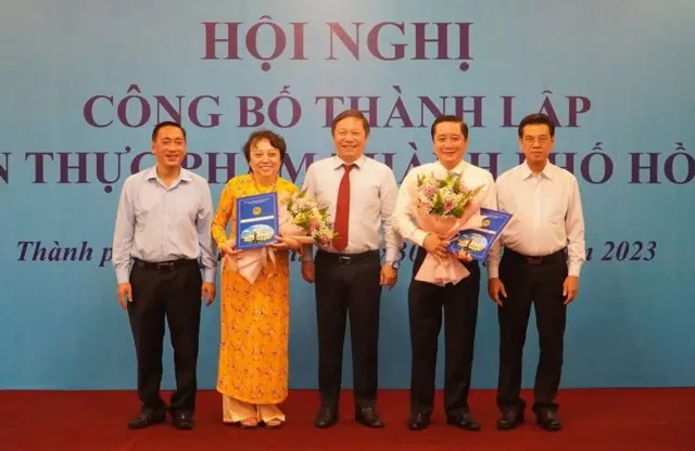 UBND TP HCM trao quyết định bổ nhiệm cho bà Phạm Khánh Phong Lan giữ chức vụ Giám đốc Sở An toàn thực phẩm Thành phố