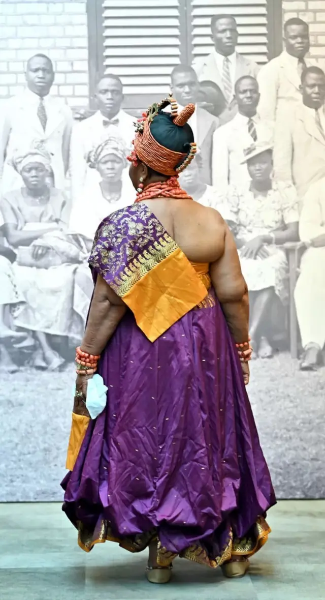 annan matar kuma ta halarci bikin baje-kolin kayan tarihi at the National Museum of African Art on Tuesday in Washington DC. The Bronzes - which are historical artworks - were stolen from modern-day Nigeria by the British in the 19th Century.