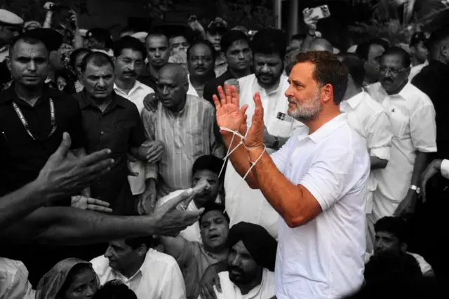 राहुल गांधी यांनी फेसबुकवर पंतप्रधानांच्या निवासस्थानाबाहेरच्या धरणे आंदोलनात सामील होण्याचं आवाहन लोकांना केलं आहे. त्यांनी आपले हातदेखील बांधून घेतले आहेत.