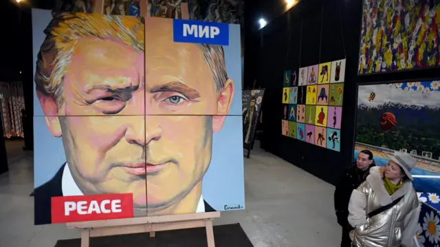 لوحة الفنان الروسي أليكسي سيرجينكو "سلامٌ للسلام"، التي تُصوّر الرئيس الروسي فلاديمير بوتين والرئيس الأمريكي دونالد ترامب، تُعرض في معرض سيرجينكو بسانت بطرسبرغ في ١٢ مارس ٢٠٢٥.