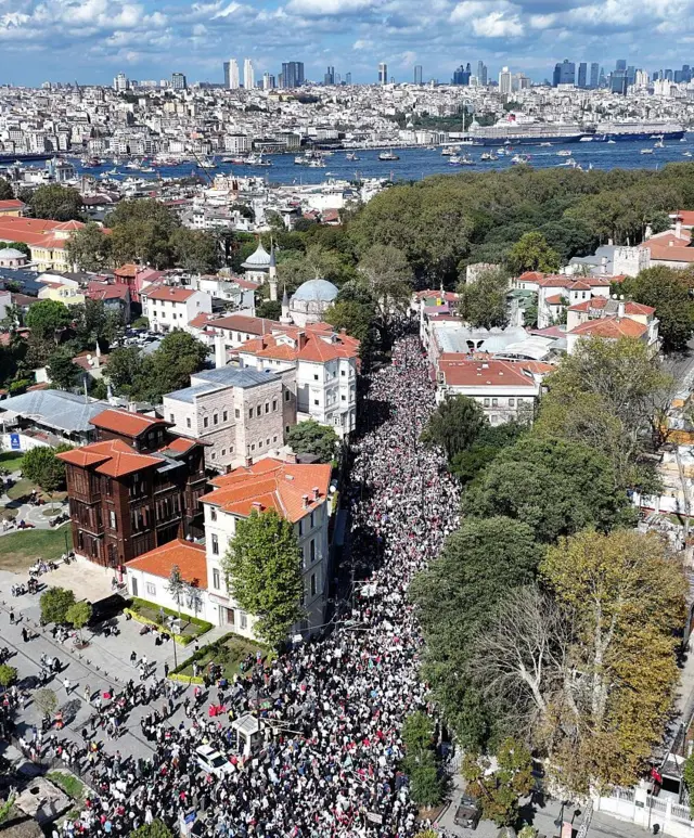 İstanbul'da yapılan Filistin'e destek yürüyüşünün havadan görüntüsü

