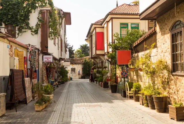 በቱርክ አንታሊያ ከተማ የሚገኘው የጥንታዊ ከተማ ማዕከል በኦቶማን ኪነ ሕንጻ ስልት የተሠሩ ሕንጻዎችን ይዟል።