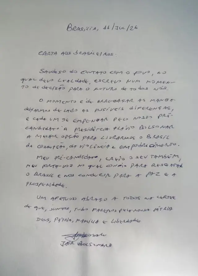 Carta aos brasileiros: Saudoso do contato com o povo, ao qual devo lealdade, escrevo num momento de decisão para o futuro de todos nós. O momento é de arregaçar as mangas e deixar de lado possíveis diferenças, e cada um se empenhar pelo nosso pré-candidato à Presidência Flávio Bolsonaro, a melhor opção para livrarmos o Brasil da corrupção, da violência e empobrecimento. Meu pré-candidato, creio o seu também, meu porta-voz no qual confio para resgatar o Brasil e nos conduzir para a paz e prosperidade. Um afetuoso abraço a todos na certeza de que, juntos, tudo faremos pela nossa pátria. Deus, pátria, família e liberdade.