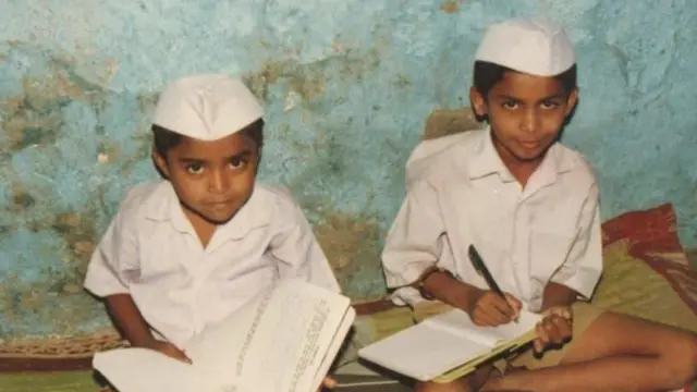 बापूसाहेब गायकवाड आणि त्यांचे बंधू अनिरुद्ध लहानपणी अभ्यास करताना.