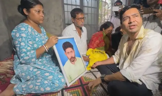 নিহত কর্মীর পরিবারের বাড়িতে অভিষেক ব্যানার্জী