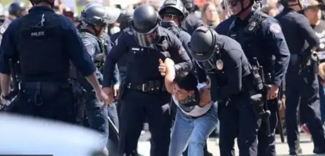 Поліція затримує людину