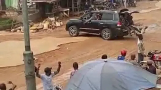 Mgbe ndị mmadụ ka na-eweliri ndị omekome aka